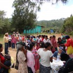 Women and children to see the doctor in Acaguaque